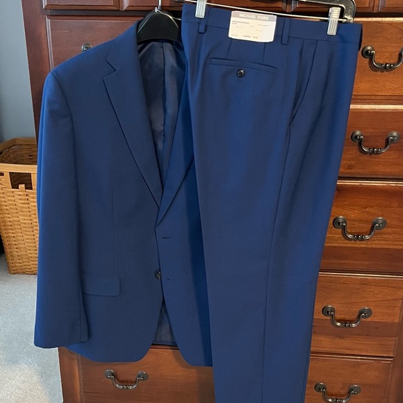 Men’s Micheal Kors Suit - Picture 3 of 13